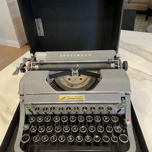 Vintage Underwood typewriter.  1930’s.
